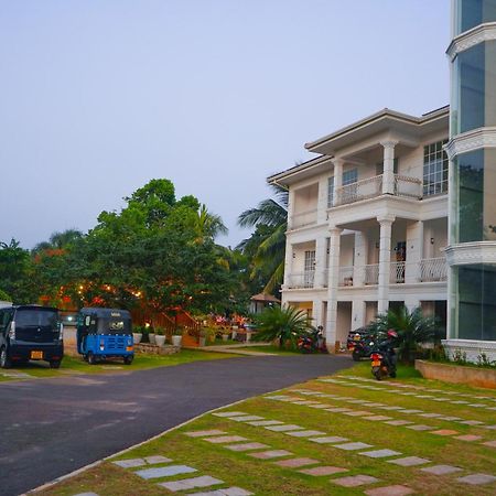 White Land City Hotel Дамбулла Экстерьер фото