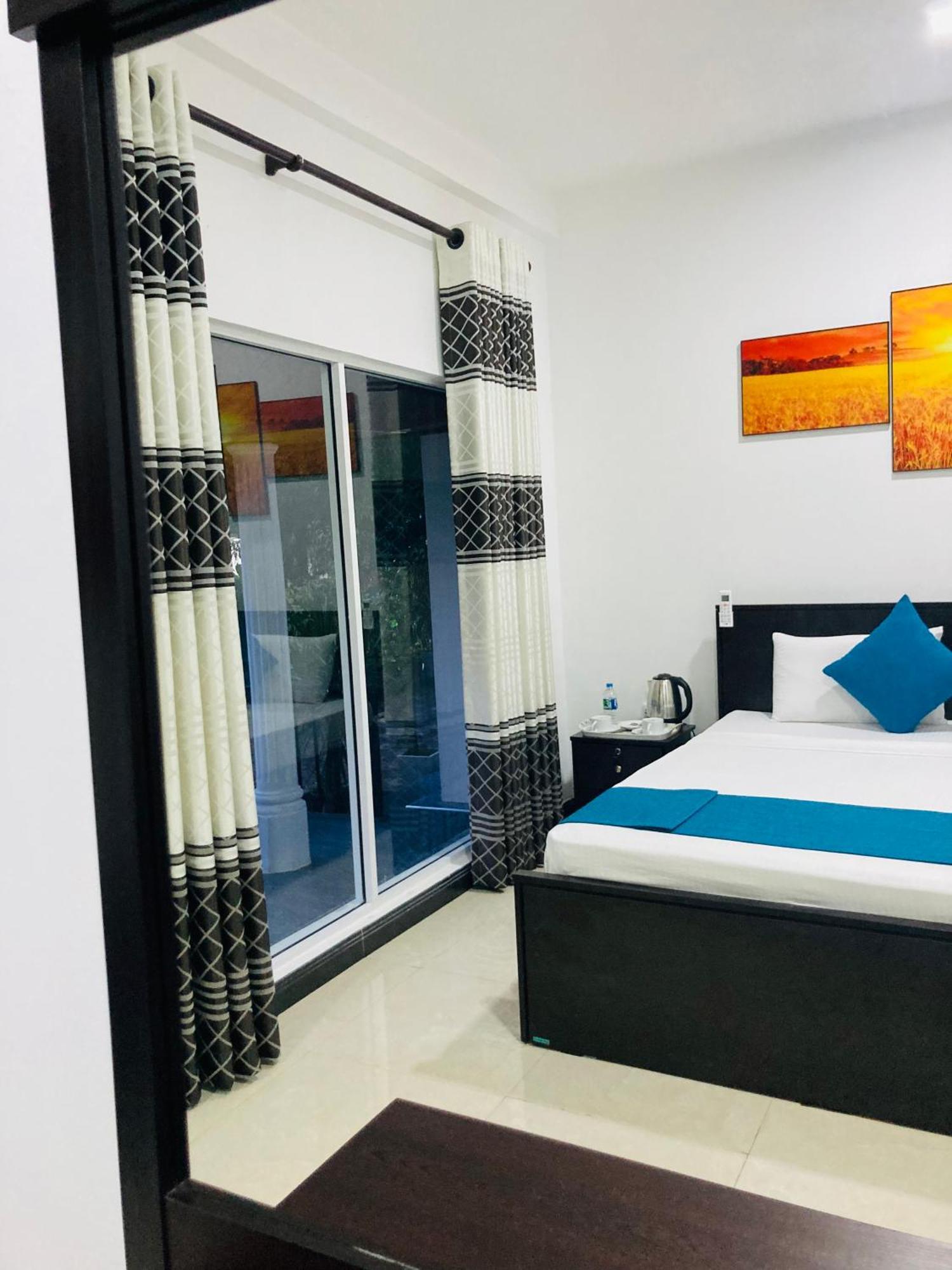 White Land City Hotel Дамбулла Экстерьер фото