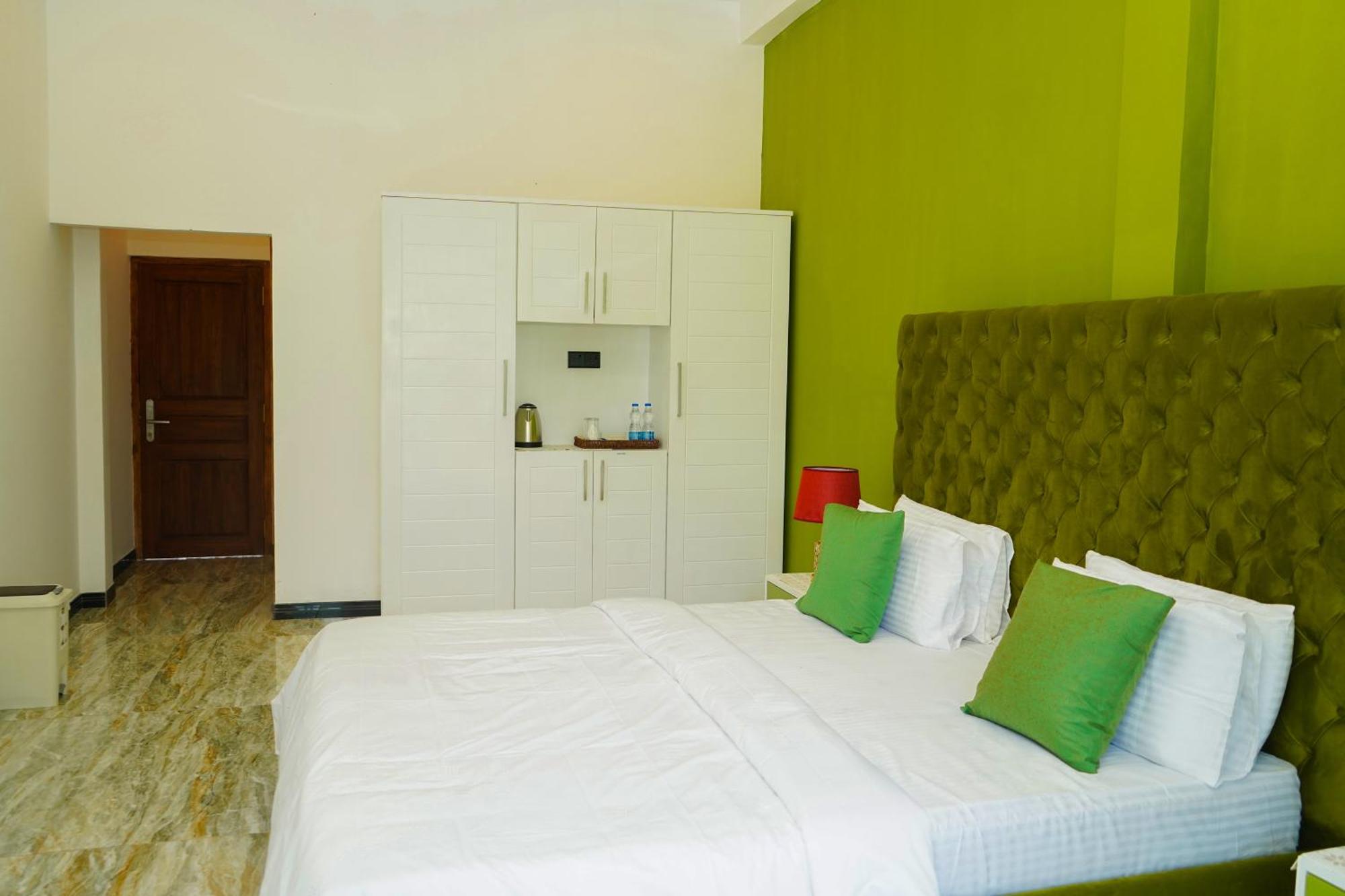 White Land City Hotel Дамбулла Экстерьер фото